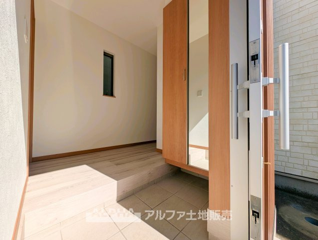 【Welcome　Space】　◆玄関◆帰宅時にほっとできる、穏やかな空気感の玄関。整った空間が日々の切り替えを自然にサポートし、来客時にも好印象を与えます。