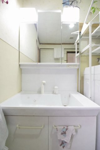 ◆三面鏡のシャンプードレッサーです　※ＡＩにより空室をイメージした写真です。