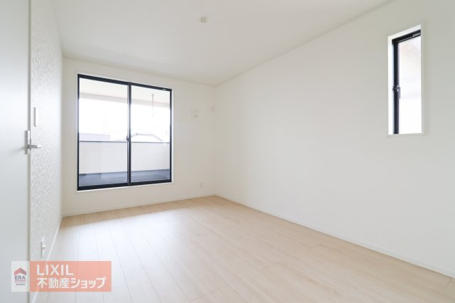 【寝室】現地完成写真。明るい採光の入る主寝室です。