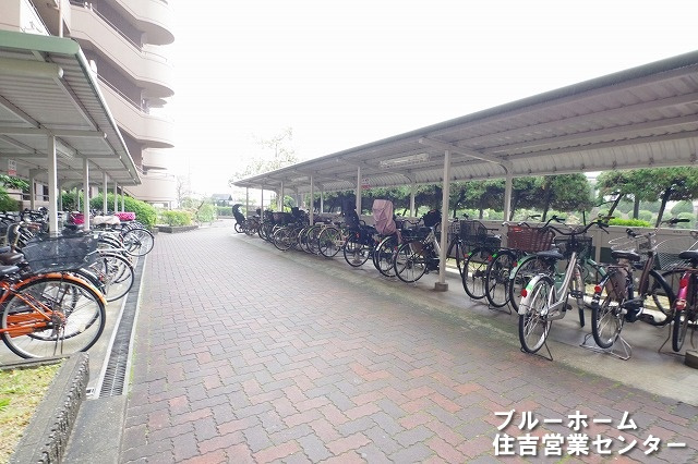 屋根付きの駐輪場です！