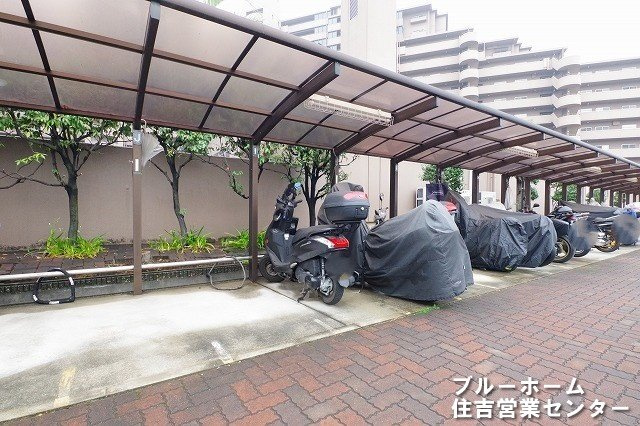 敷地内バイク置き場の写真です！屋根付き♪