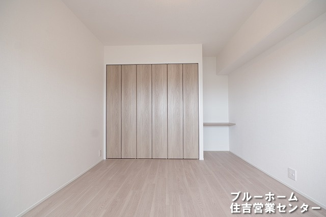 約7.1帖の洋室です！お部屋には収納や窓があります！
