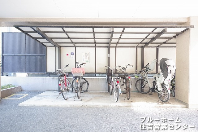 屋根付きの駐輪場がございます！