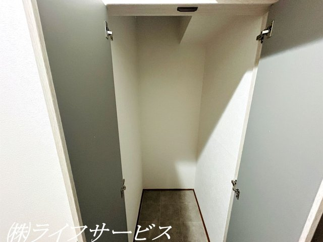 玄関／玄関にはシューズボックスと物入がございます！