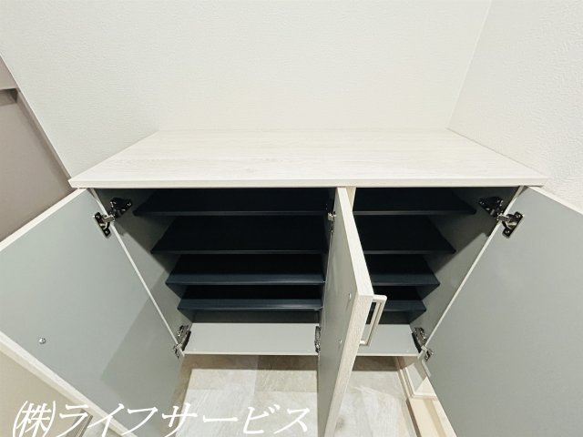 玄関／玄関にはシューズボックスと物入がございます！