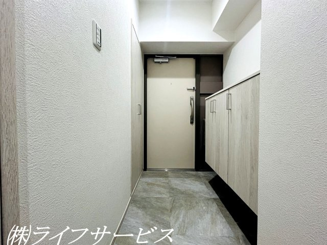 玄関／玄関にはシューズボックスと物入がございます！