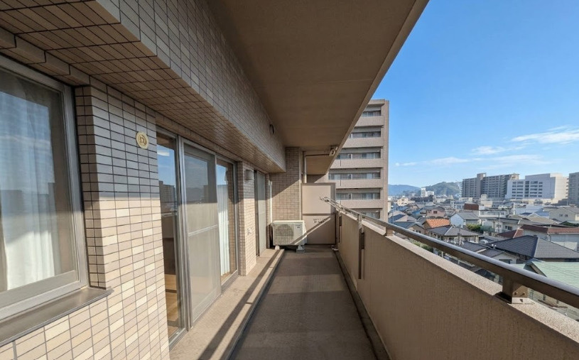 奥行きのあるワイドバルコニーは、洗濯物やお布団をゆったりと干せる実用性の高い空間です。リビングから直接出入りできるため、毎日の洗濯動線もスムーズ。前面には開放感のある眺望が広がり、快適な空間です。