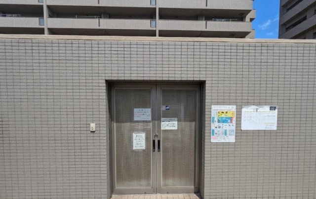 敷地内には専用のごみステーションを設置しており、しっかりとした扉付きのため、ごみの飛散やカラスなどの被害を抑え、清潔な環境が保たれています。居住者専用の設備として管理され、快適な住環境を支えます。