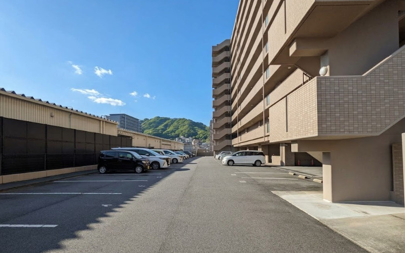 敷地内には平面駐車場を備えており、毎日の車の出し入れがしやすい設計となっています。敷地内は見通しが良く、ゆとりのある動線が確保されているため、通勤やお買い物、お出かけの際もスムーズに利用できます。