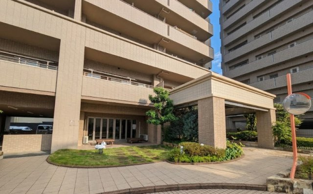 重厚感のある外観と品格を感じさせるエントランスです。手入れの行き届いた植栽が彩りを添え、ご家族や来訪者を心地よく迎えてくれます。広々としたアプローチは開放感があり、毎日の行き帰りも快適です。