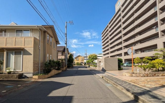 マンション前面道路は見通しが良く、車同士のすれ違いやお車の出し入れがスムーズに行えます。周辺は尾道駅や商業施設など生活利便施設も利用しやすく、通勤・通学や毎日のお買い物にも便利な住環境です。