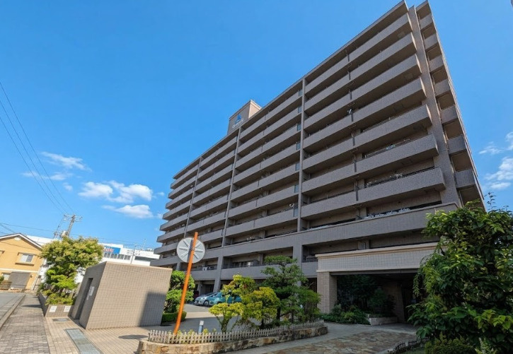 堂々とした存在感を放つ「サーパスシティ天満町」の外観。重厚感のあるデザインが街並みに調和し、品格を感じさせます。敷地内には植栽やアプローチが設けられた、快適性と利便性を兼ね備えたマンションです。