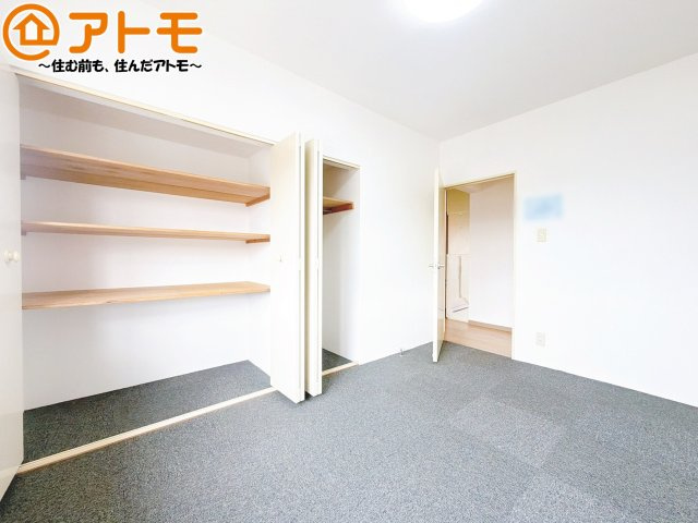 収納スペースもしっかり確保したお部屋は、収納家具の数も減らせるのでお部屋を広く使えます！