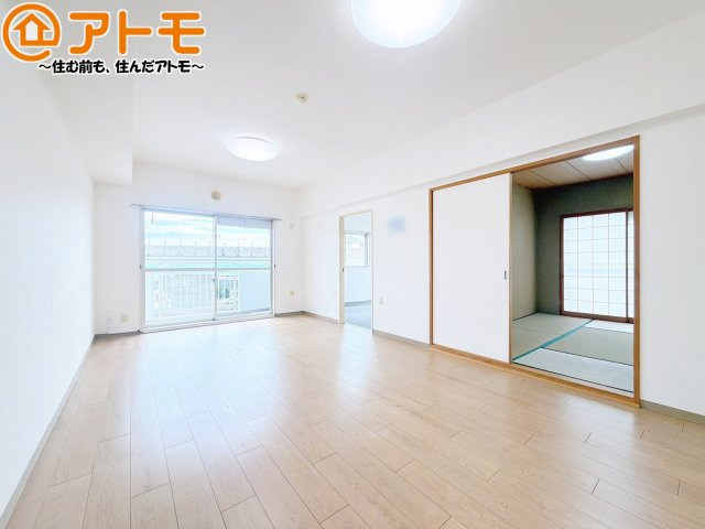 日当たりのよいリビングは、一年を通してぽかぽかとしています。家族が自然と集まる空間になりそうですね♪
