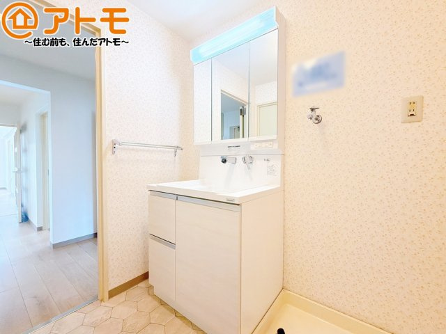 壁付け水栓の洗面台は水垢がたまりにくく、お掃除がしやすいですね♪