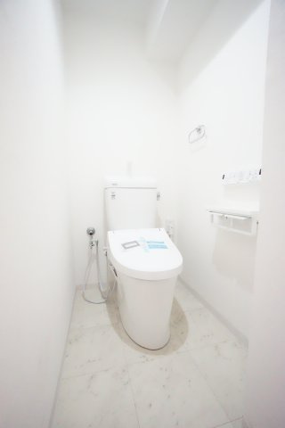 温水洗浄便座付きトイレです♪