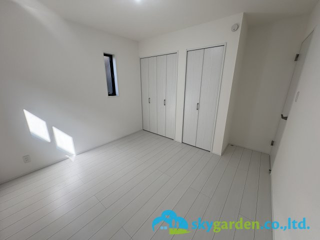 落ち着いて過ごせるお部屋なので、寝室にいかがでしょうか