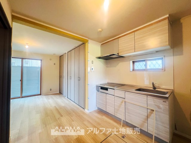【Happy　circle　Kitchen】　◆団欒キッチン◆キッチンからは家族の団欒が飛び交い明るい陽射しを浴びながらの朝食は楽しく素敵な時を奏でる空間。