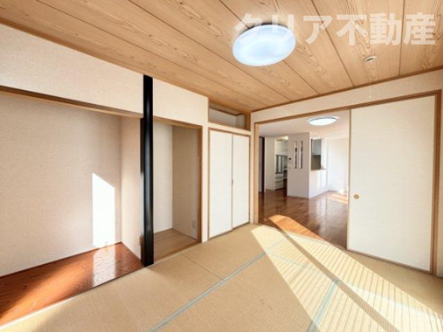 和室にはブラインドもついています。