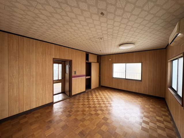 ゆったりとした広さのある洋室は、家族構成やライフスタイルに合わせて様々な用途で活用。窓から光が入り、明るく開放感のある空間。家具の配置もしやすく、ベッドやソファ、ワークスペースなどのレイアウトが可能。