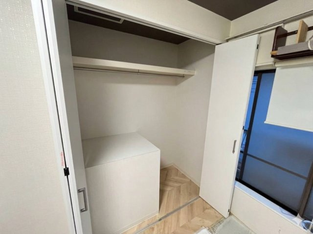 荷物は一部AIを使用し消しております。