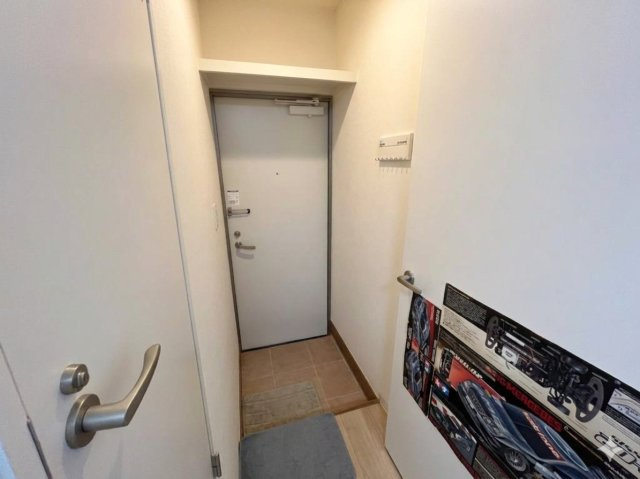 荷物は一部AIを使用し消しております。