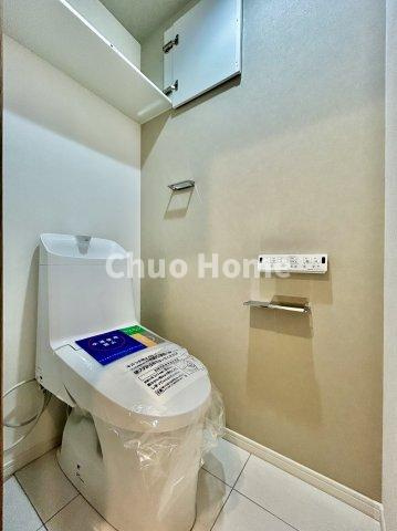 【トイレ】　収納スペースをしっかりと確保した温水洗浄便座機能付きトイレ。温水洗浄便座は清潔にお使いいただくための大切なアイテムです。