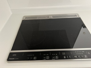フラットなＩＨクッキングヒーター。サッと一拭きで掃除が完了。