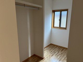 出し入れがスムーズなオープンクローゼット。服選びがスマートに。