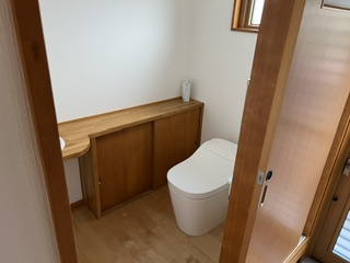 トイレとは別に手洗いカウンターを設置。手元が広く使いやすい設計。