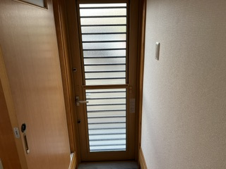 廊下の奥に勝手口を設置。暗くなりがちな廊下に光と風を通します。