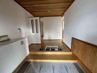 ゆとりある広さを確保した玄関スペース。靴の脱ぎはきも楽に行えます。