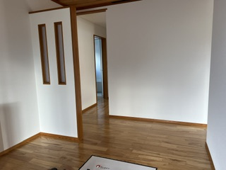 視線を遮る工夫を施した玄関の設え。プライバシーを保てます。