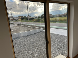 部屋の中から外をみた写真。掃き出し窓から庭へ直接出られます。