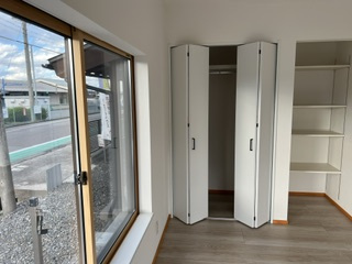 隠す収納と見せる棚が並ぶ仕様。衣類も小物もすっきり収まります。