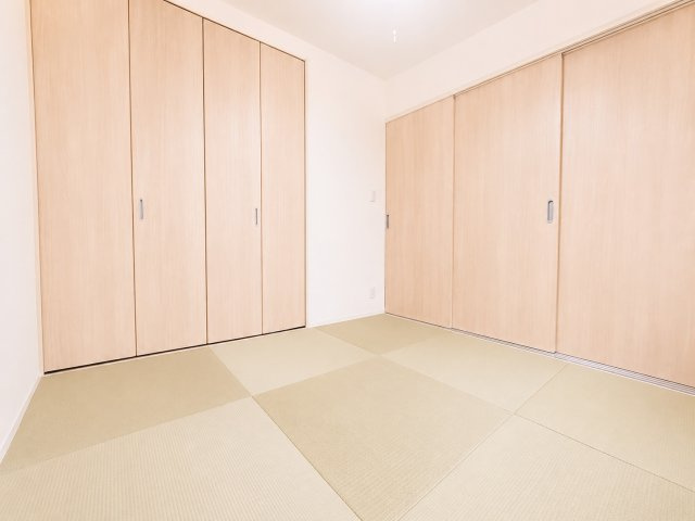 リビング横に配置された和室は引き戸を開放することでLDKと一体利用も可能。お子様の遊び場やお昼寝スペース来客用のお部屋としても使いやすい間取り。収納も充実しており、寝具や季節物もすっきり整理できます。