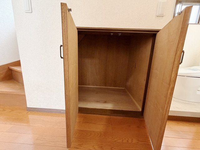 階段下収納！日用品や掃除道具などの収納に便利！
