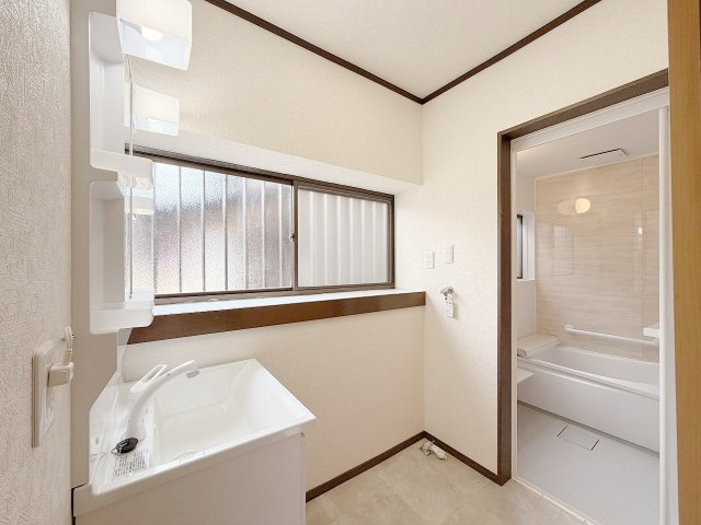 洗面台や浴槽なども交換済みでピカピカ！