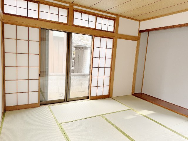 窓が多く、明るい和室です！