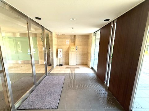 オートロックで防犯面も安心です。宅配ボックスもついていますので、外出が多いご家族も安心です。
