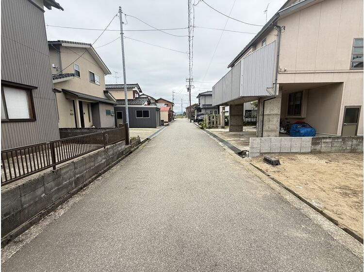 前面道路東側