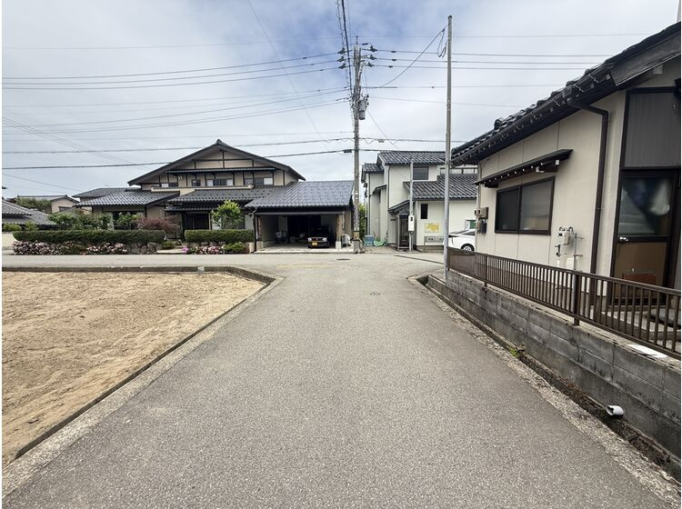 前面道路東側