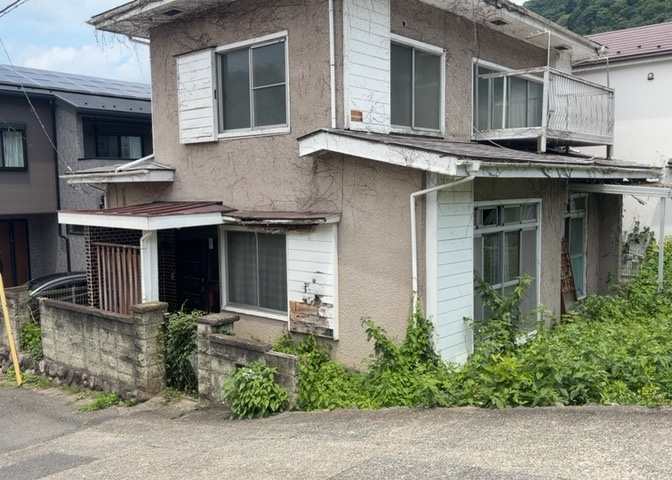 土地の形が極端に長細かったり、狭小地、あるいは道路との高低差がある傾斜地だった場合、後々売ろうとしても買い手がつかない場合もあります。後々、売却することになった時に価値の下がらない土地を選びましょう。