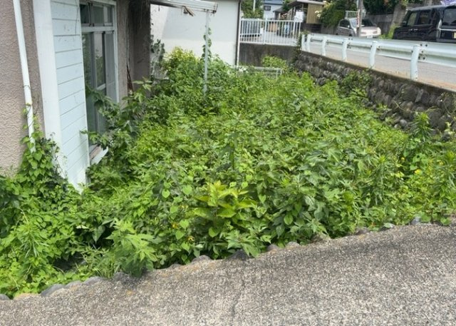 土地の面積＝住宅面積ではありません。建ぺい率の問題などで、土地のある場所によって住宅を建てられる面積は限られています。高さもしかり、「土地」という言葉の中には、建築条件も含まれると考えておきましょう。