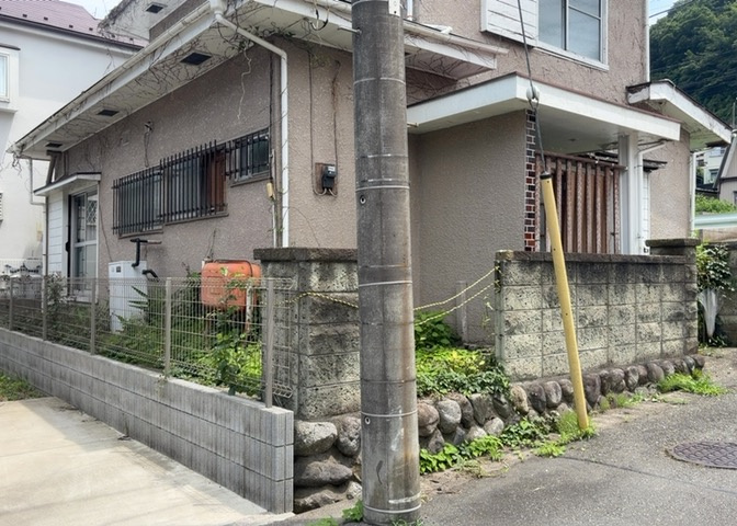 土地の前の道路に消火栓が設置されていることがあります。この場合、道路交通法第45条第1項により、駐車禁止の場所が指定されています。そのため、車庫などの駐車スペースをつくることができない場合があります。