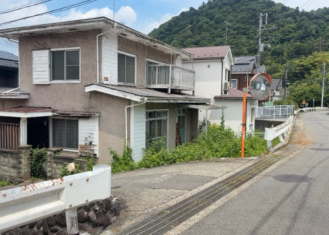 現地に行くなら、物件の周囲の地形がどうなっているかを見ることも大切です。周辺より低くなっている土地では、大雨などで水が集まりやすいため、地盤が弱くなっているということも考えられるため、注意が必要です。