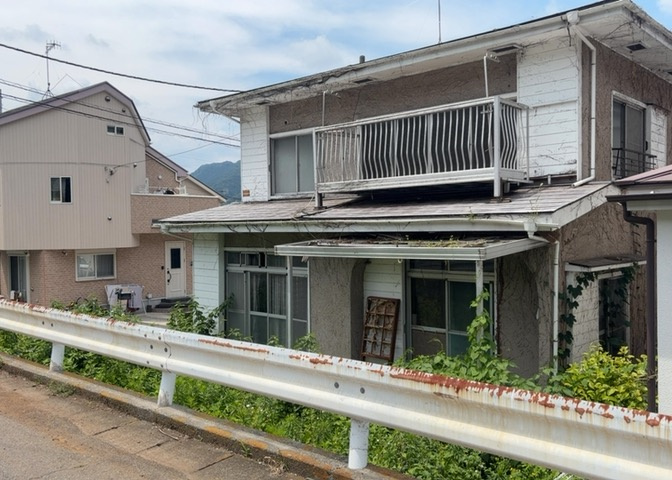土地購入を検討されている場合、境界杭がない状態で購入してしまうと境界確定測量をする必要があり、費用がかかります。購入の前に、売主、隣土地所有者立ち合いのもと境界を確定し境界杭を設置するのがベストです。
