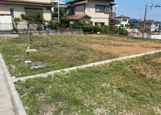 土地の面積＝住宅面積ではありません。建ぺい率の問題などで、土地のある場所によって住宅を建てられる面積は限られています。高さもしかり、「土地」という言葉の中には、建築条件も含まれると考えておきましょう。