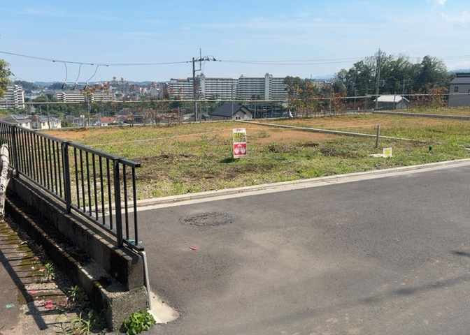 現地に行くなら、物件の周囲の地形がどうなっているかを見ることも大切です。周辺より低くなっている土地では、大雨などで水が集まりやすいため、地盤が弱くなっているということも考えられるため、注意が必要です。