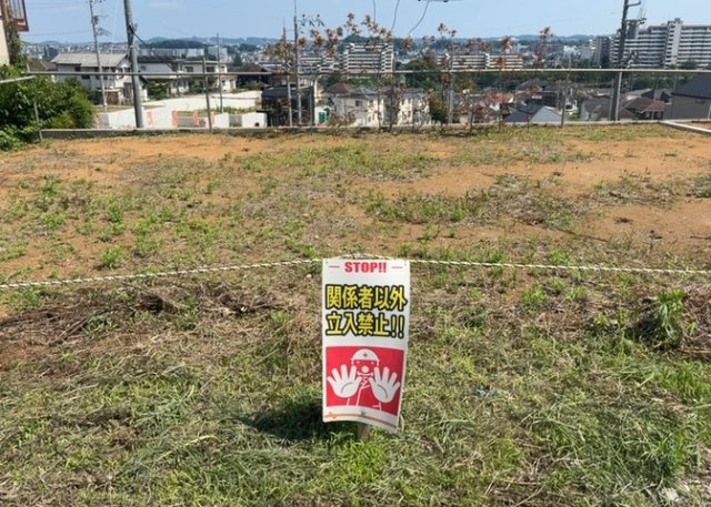 土地購入を検討されている場合、境界杭がない状態で購入してしまうと境界確定測量をする必要があり、費用がかかります。購入の前に、売主、隣土地所有者立ち合いのもと境界を確定し境界杭を設置するのがベストです。